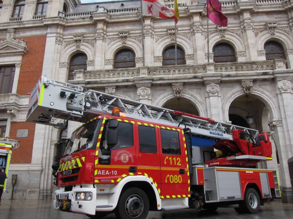 Un incendio obliga a cortar la VA-140 durante casi una hora y media en Renedo de Esgueva