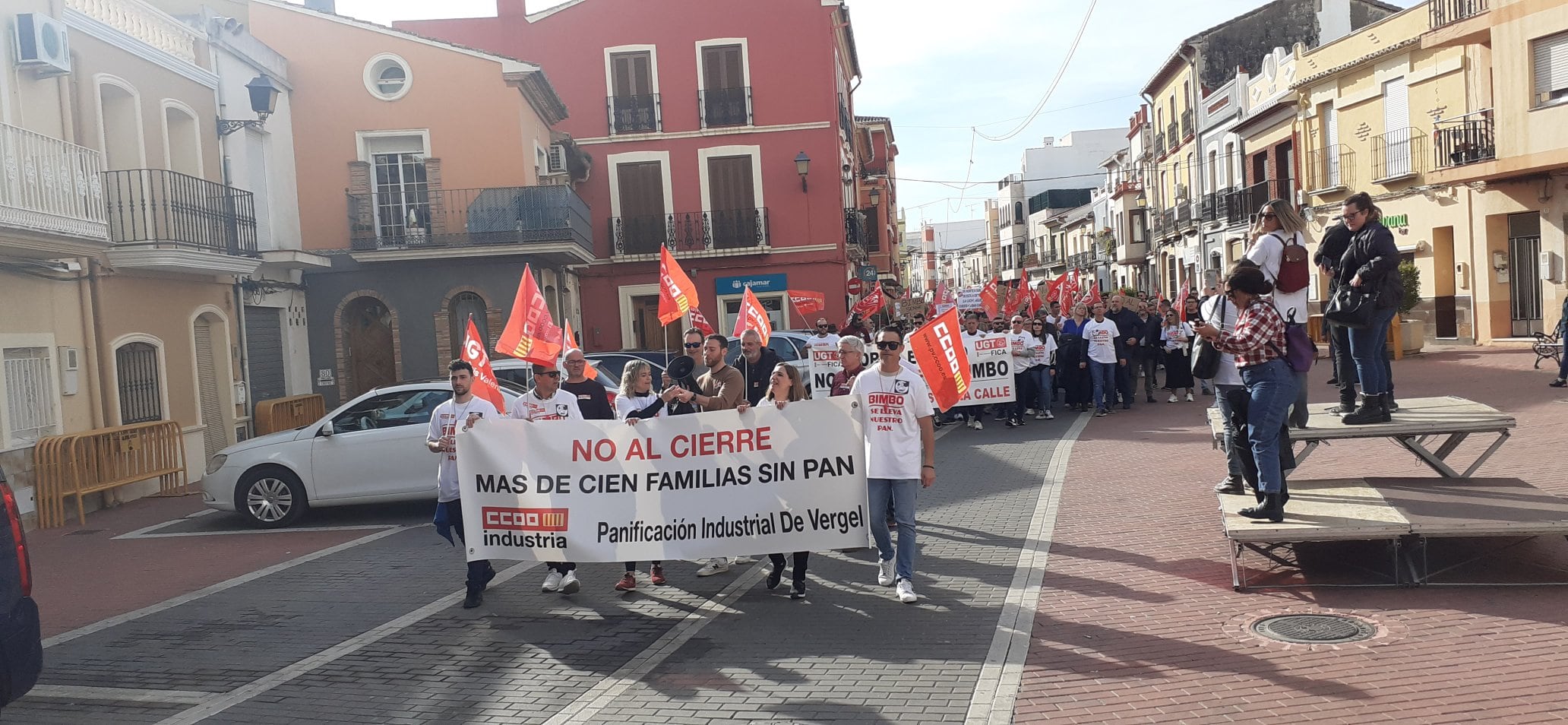 Manifestación por las calles de El Verger para denunciar el cierre de la planta de Bimbo