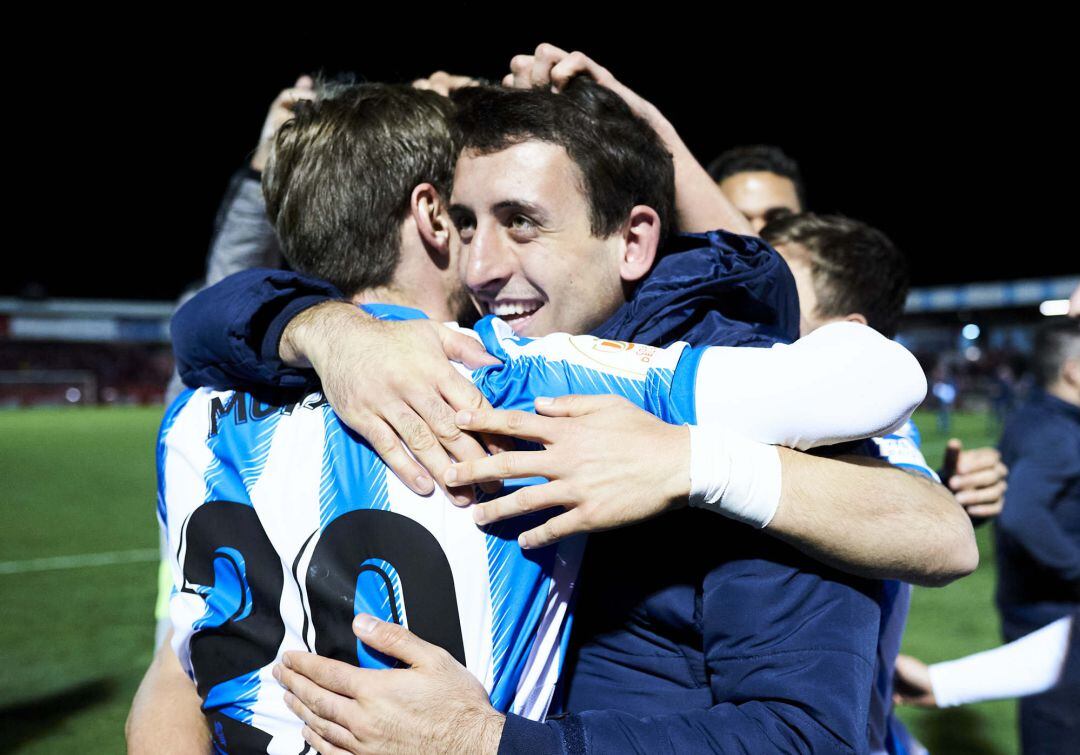 Oyarzabal se abraza con Monreal para celebrar una victoria de la Real