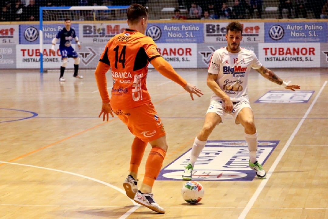 Pope controla un balón ante Dani Colorado en el derbi de Noia