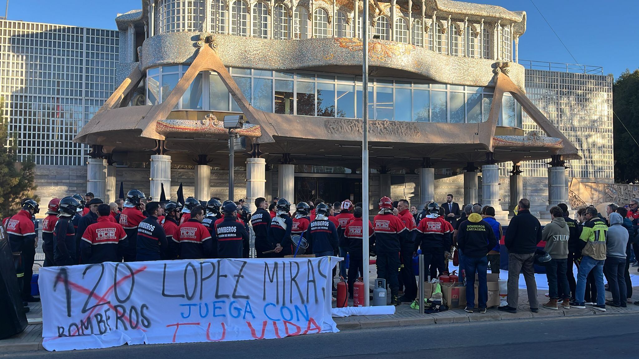 Archivo. Protesta de los bomberos del CEIS frente a la Asamblea Regional de Murcia el pasado mes de diciembre