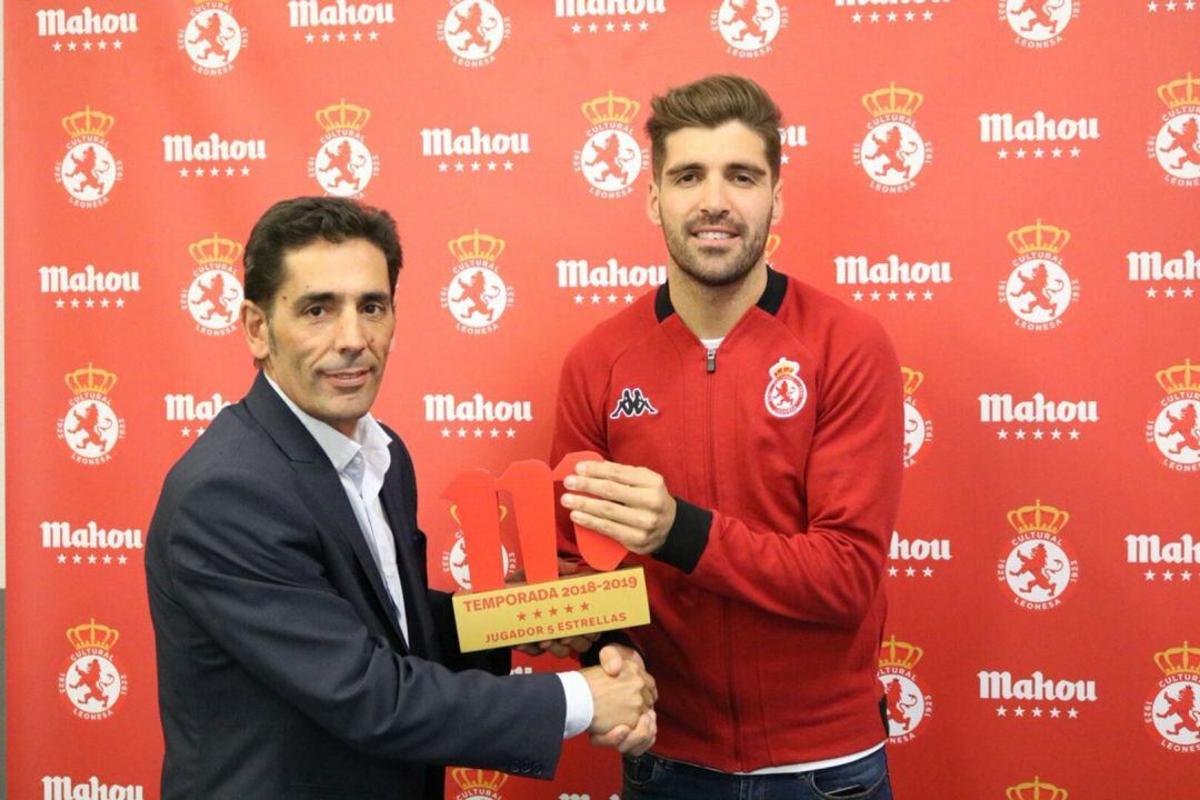 Iván González, junto al representante de Mahou, recibió el galardón al mejor jugador de la temporada en la Cultural
