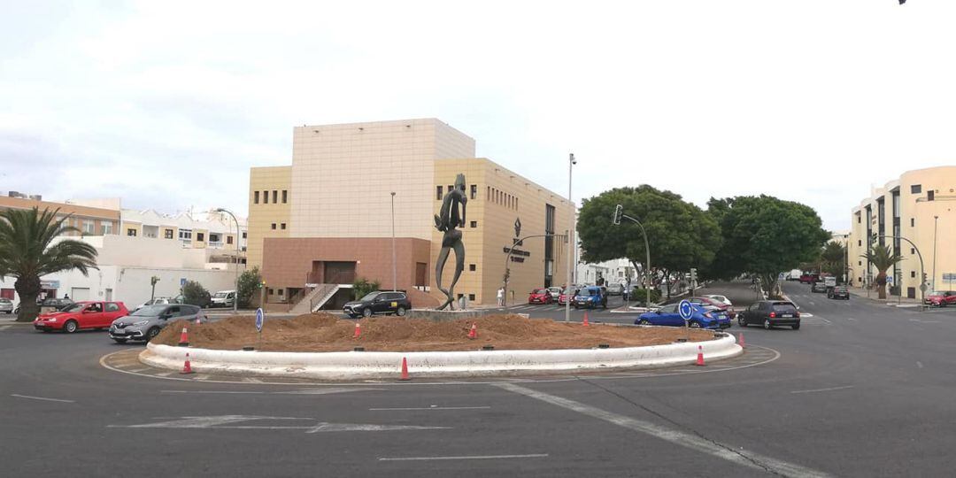 Desde esta semana, los operarios trabajan en la glorieta “El Lector”, situada en la Vía Medular frente al Teatro El Salinero.