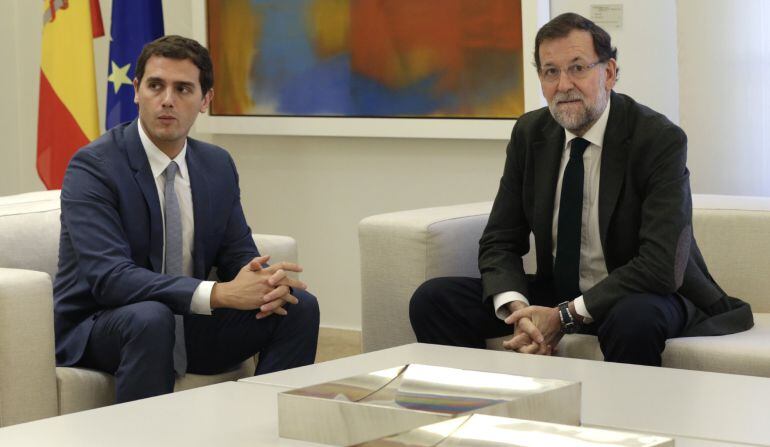 El presidente del Gobierno, Mariano Rajoy, durante su reunión en el Palacio de la Moncloa con el líder de Ciudadanos, Albert Rivera