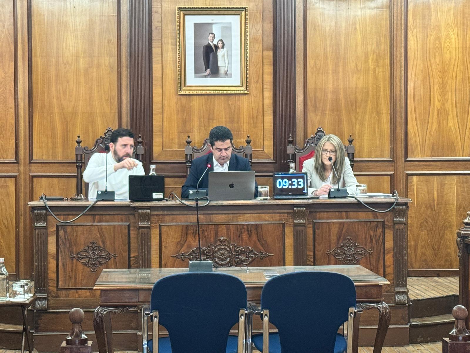 Antonio Francés en en centro de la imagen el pleno del Presupuesto Municipal 2026