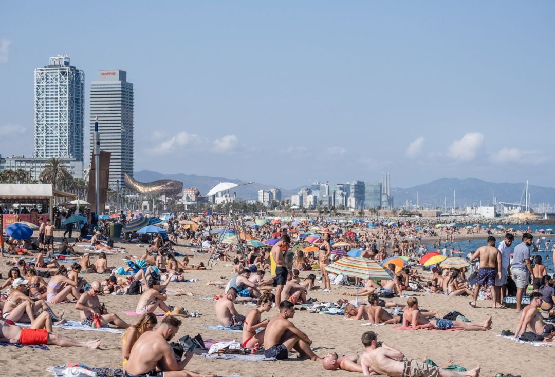 Gente en la playa de la Barceloneta (Barcelona)