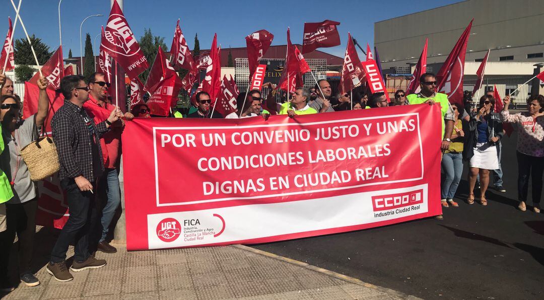 Los trabajadores se manifestaron, a principios de octubre, a las puertas de una de las grandes bodega con motivo de la negociación del convenio de vinícolas