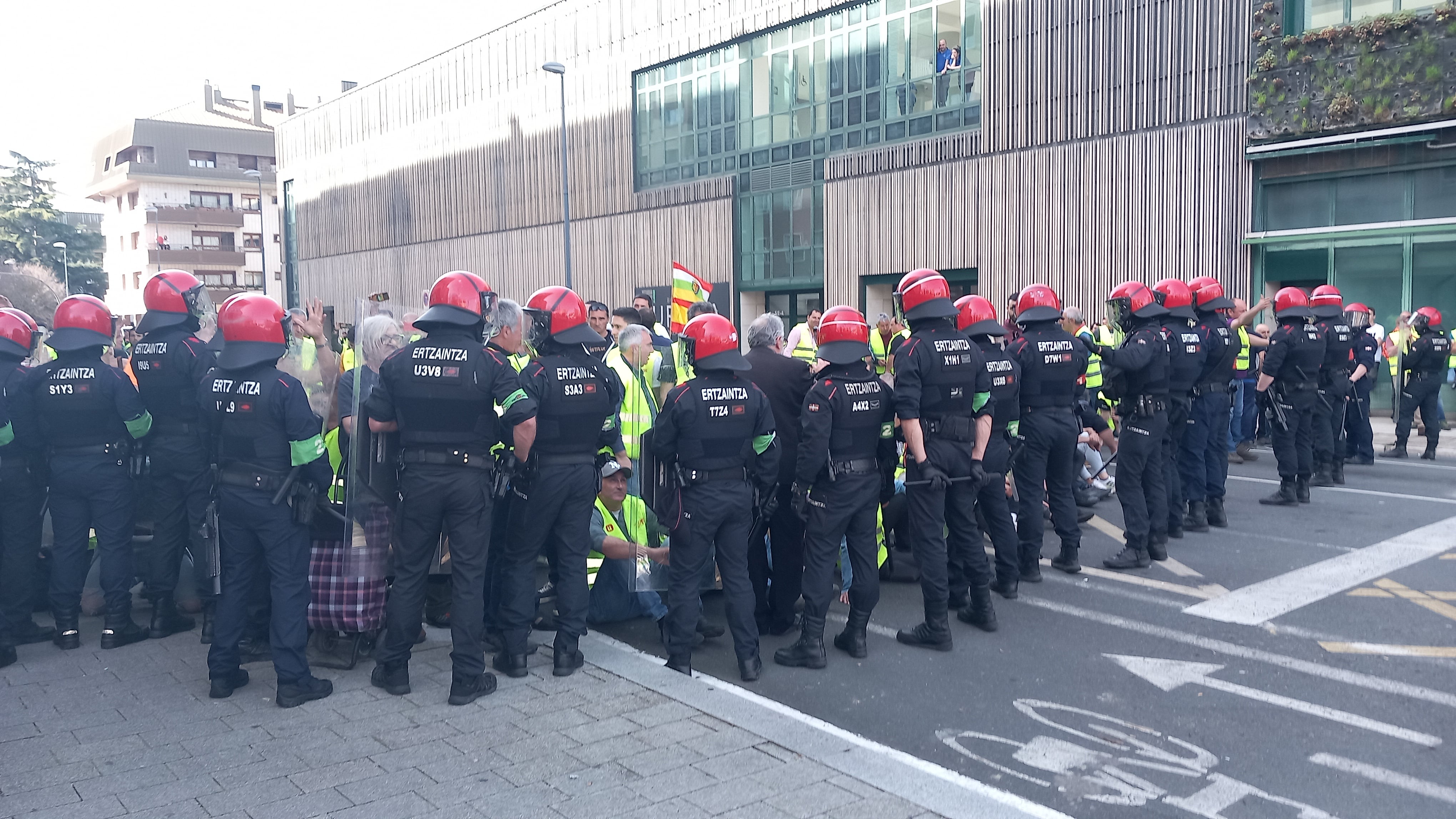 Agentes de la Ertzaintza y agricultores, en la protesta de Vitoria