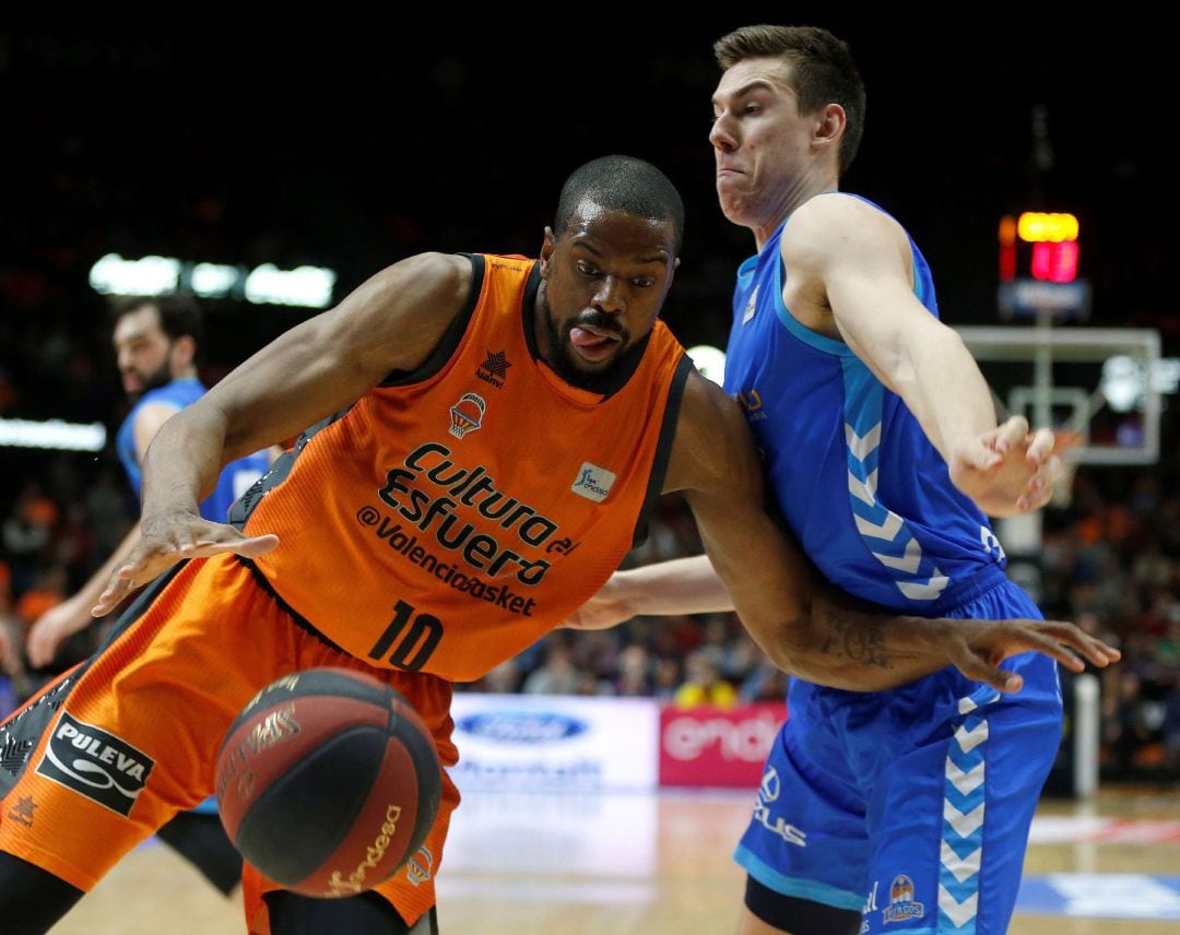 El jugador estadounidense del Valencia Basket Will Thomas ( trata de superar la defensa de Vlatko Cancar, del San Pablo Burgos