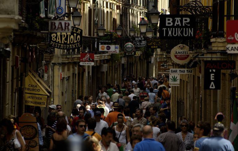 Imagen de archivo de una de las calles de la Parte Vieja de San Sebastián, una de las zonas más turísticas de la ciudad. 