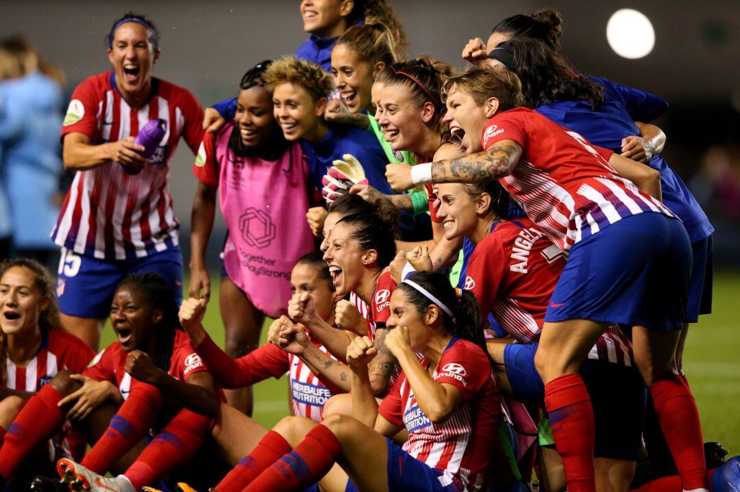 Las jugadoras del Atlético celebran el pase a octavos de la Liga de Campeones.