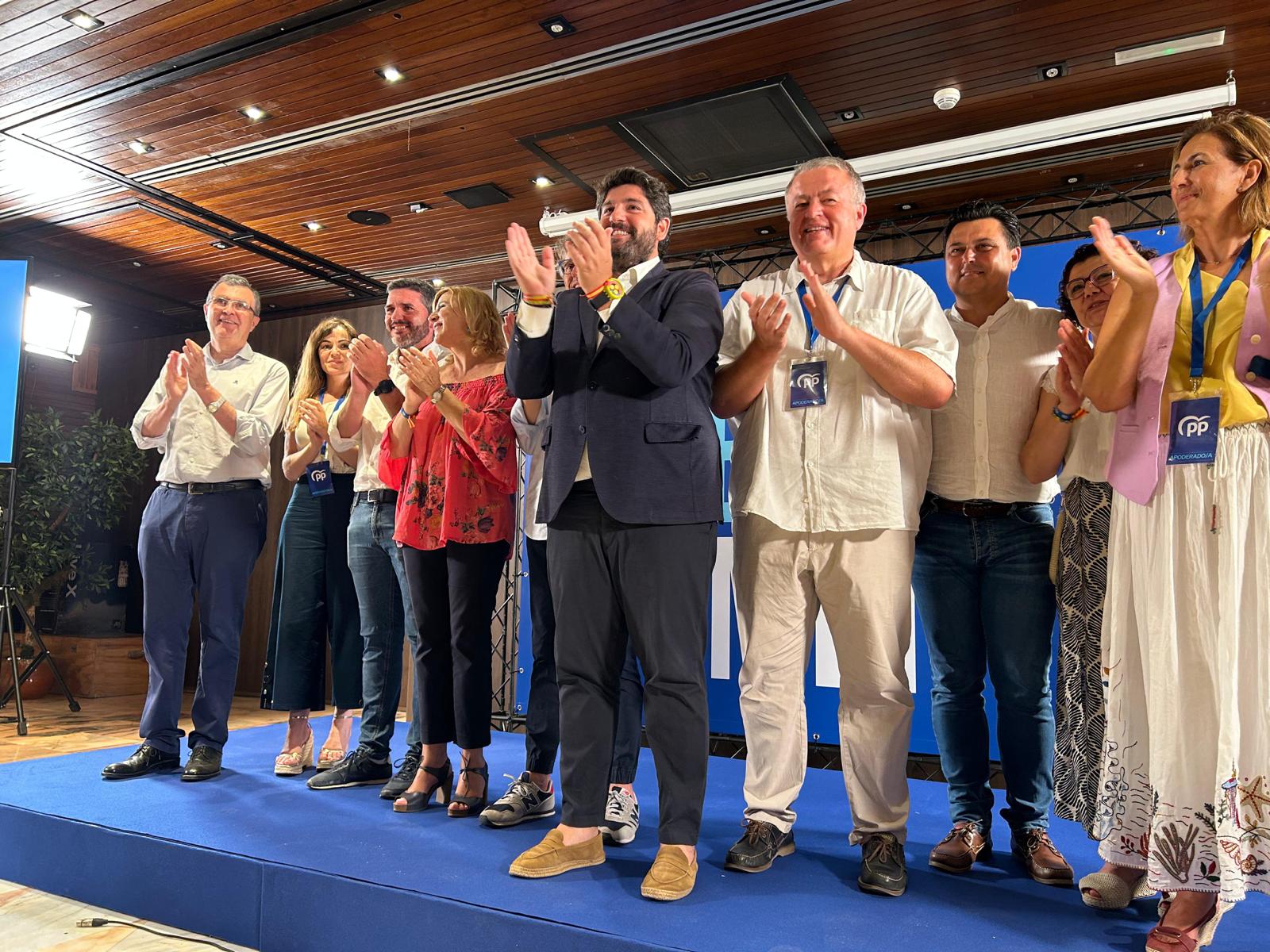 Fernando López Miras celebra la victoria del PP en el hotel Rincón de Pepe de Murcia ante un centenar de afiliados del partido