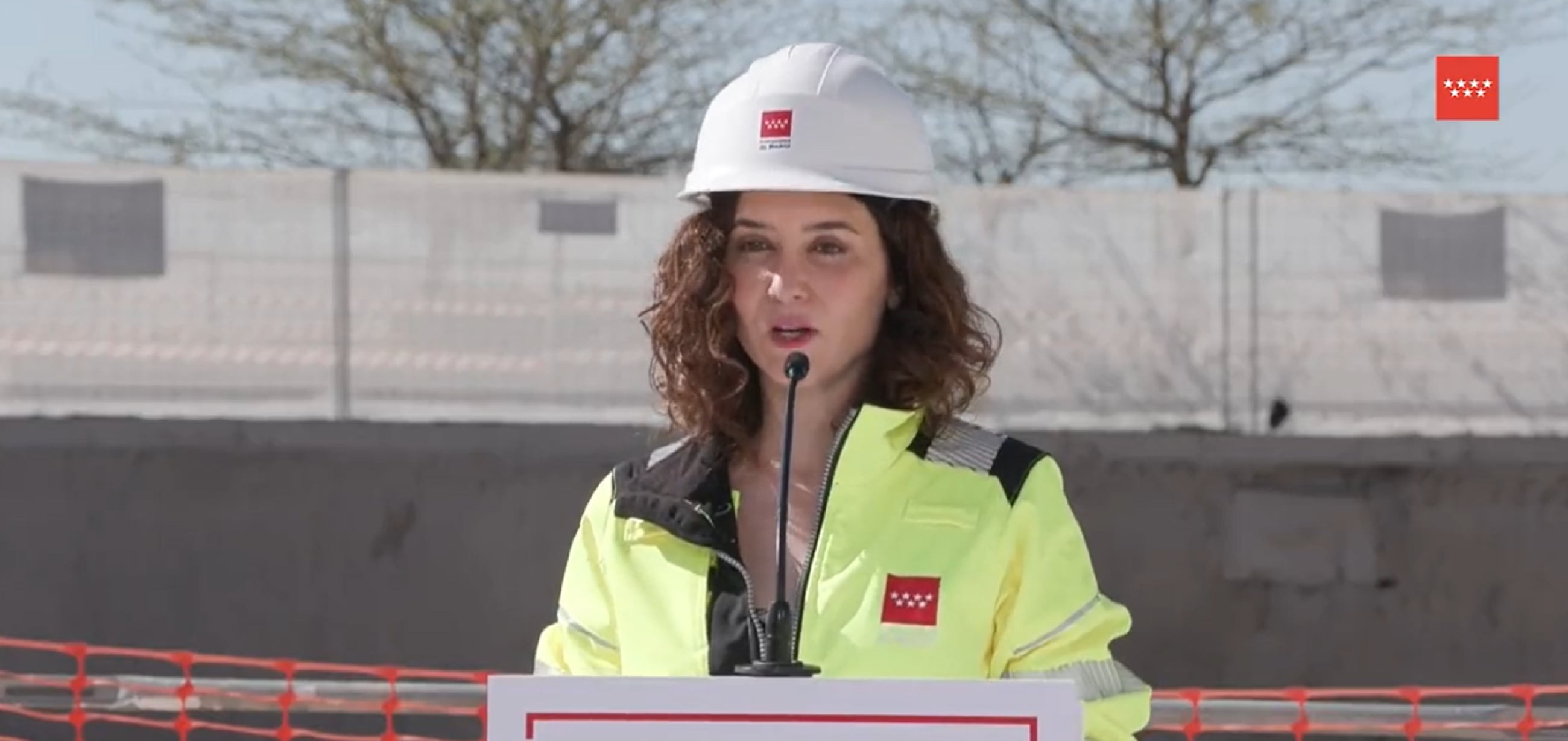 (ARCHIVO) Isabel Díaz Ayuso, presidenta de la Comunidad de Madrid, comparece ante los medios tras una visita a las obras de viviendas del Plan Vive en Getafe.