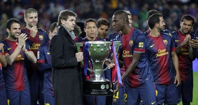 El entrenador del F.C.Barcelona, Tito Vilanova y el francés Eric Abidal, con el trofeo que acredita al FC Barcelona como campeón de la Liga 2012-2013.