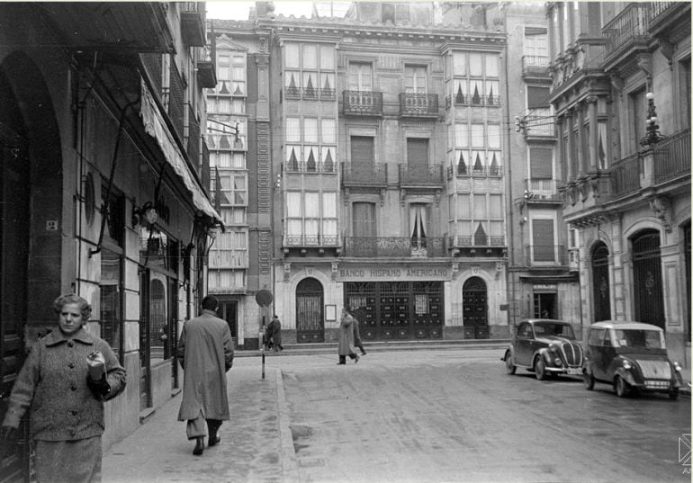 La calle General Álava, cuando empezaba en la calle Dato, antes de derribarse el edificio donde está el Banco Hispano Americano