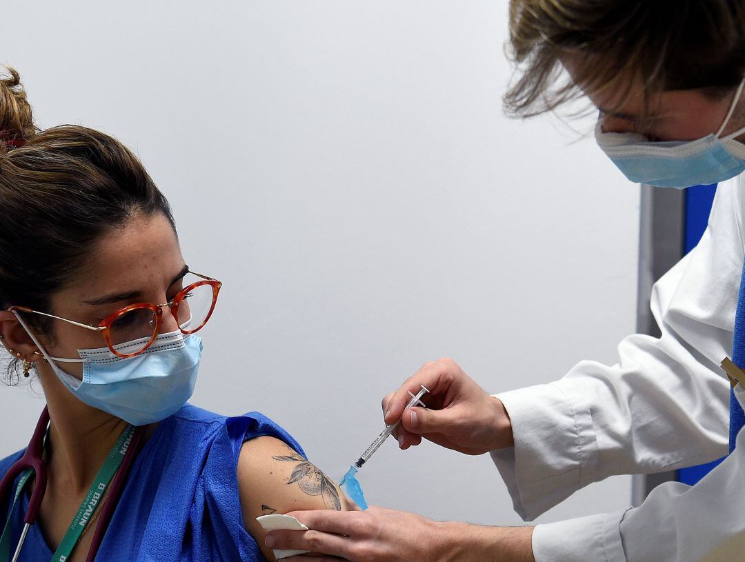 El Servicio Canario de Salud niega la vacuna a personal sanitario jubilado