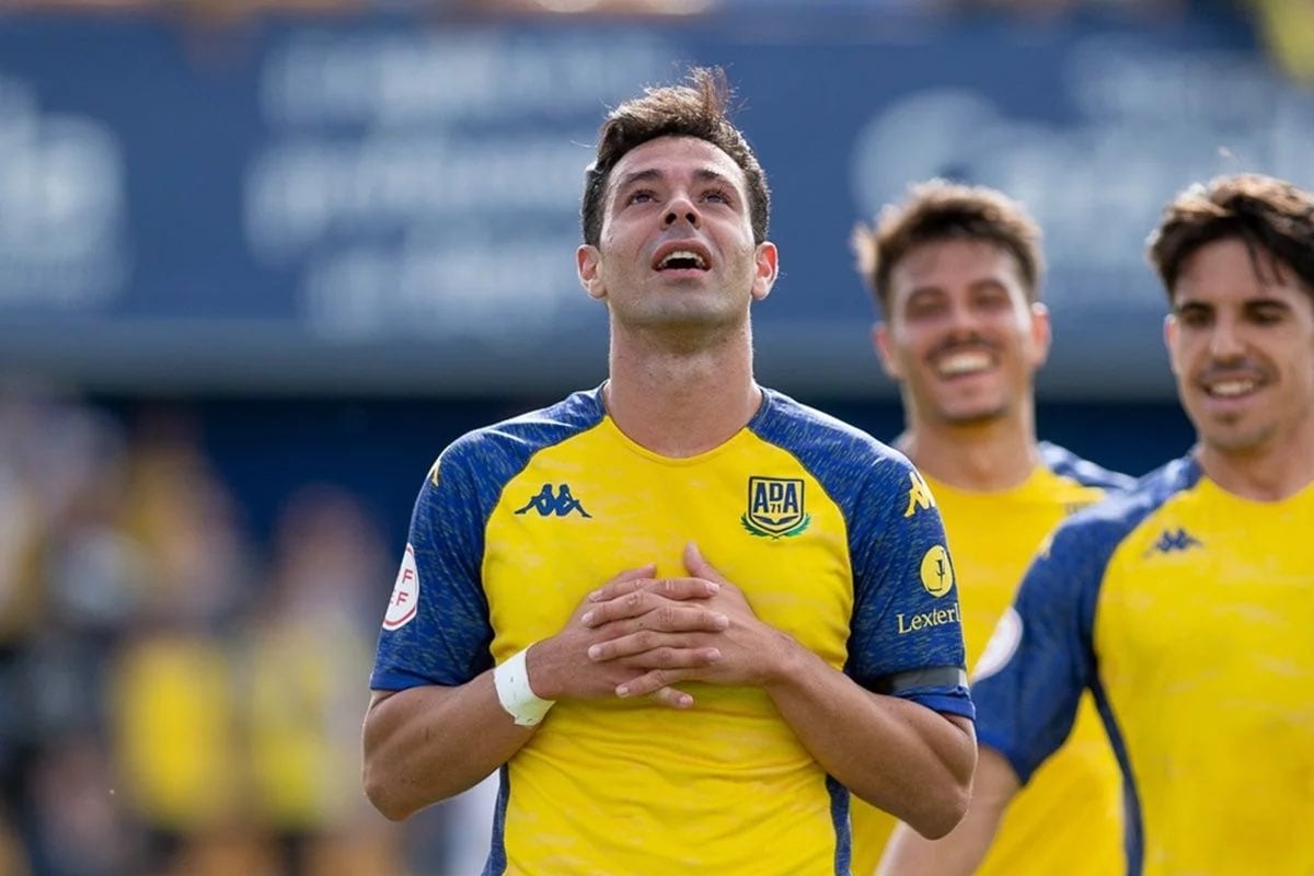 Álvaro Bustos celebra un gol con el Alcorcón.