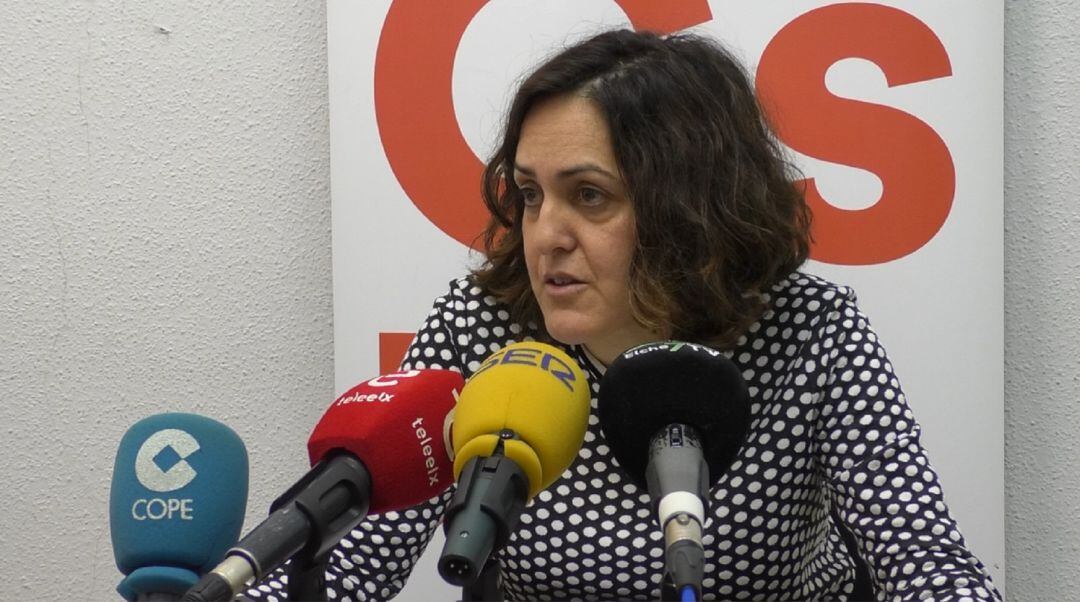 Eva Crisol presentando la moción para la rehabilitación delpolideportivo de Los Palmerales