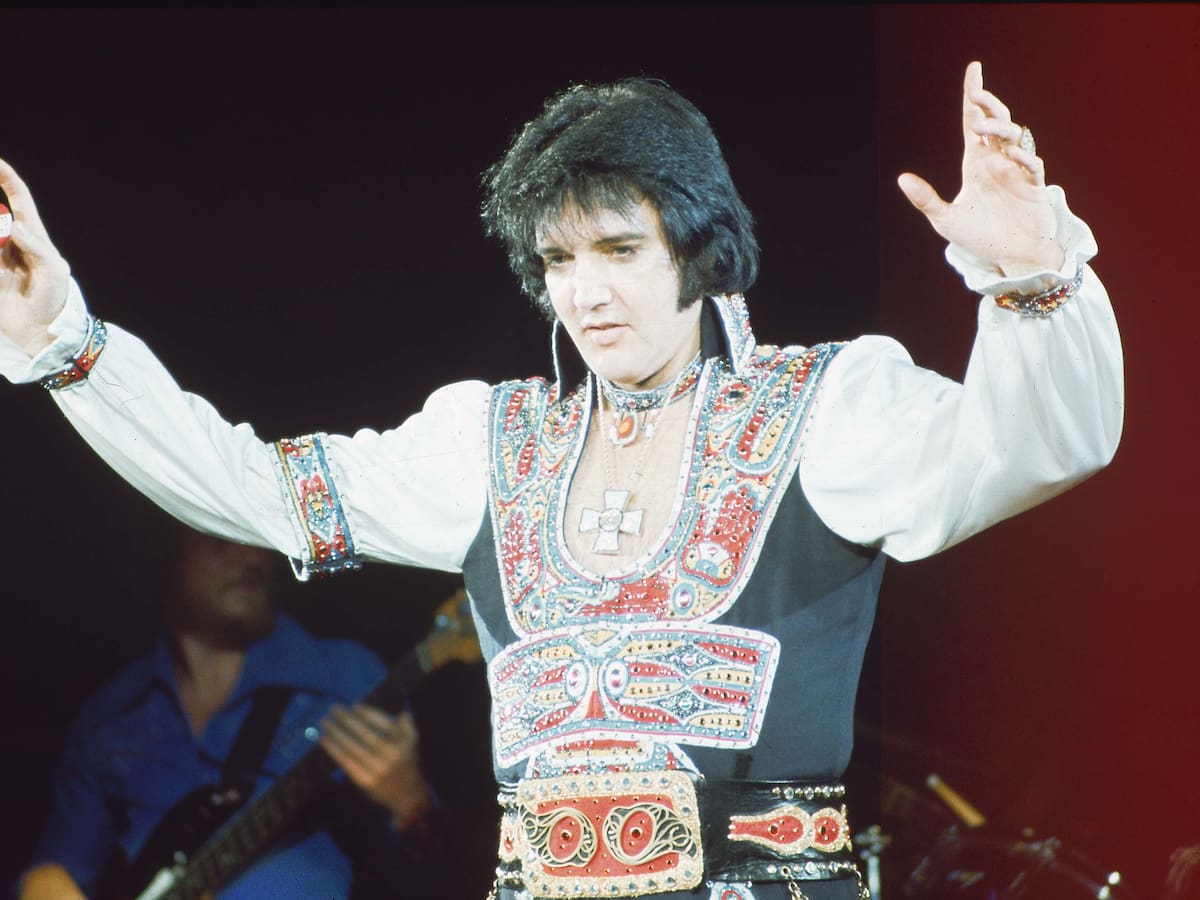 La caída a los infiernos de Elvis Presley: "Una estrella dentro de una cárcel de oro"