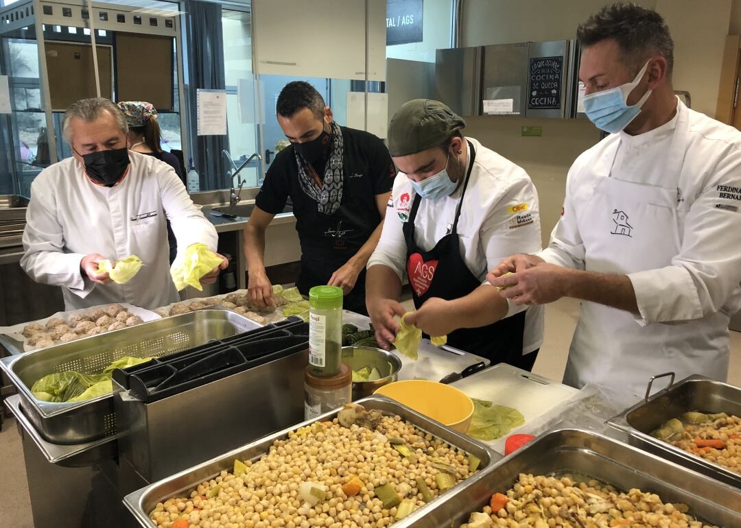 Paco Torreblanca (primero izq.) elaboranco un cocido con pelotas o fasiuras