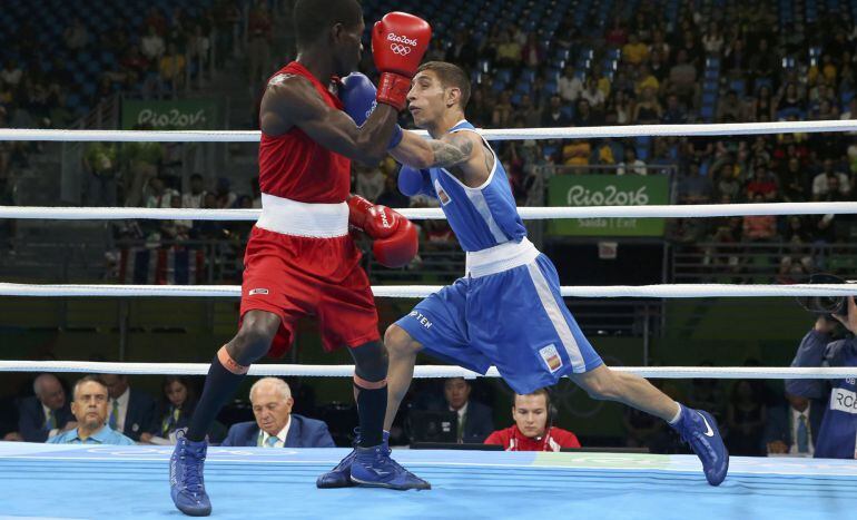 Samuel Carmona, en su combate de cuartos ante el colombiano Yuberjen Martínez.