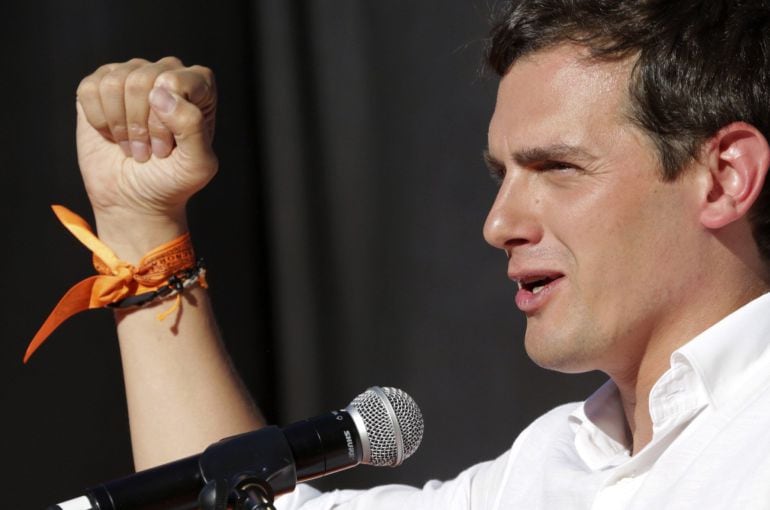 El presidente de Ciudadanos, Albert Rivera, muestra en su muñeca un cinta con la medida de la Virgen del Pilar de Zaragoza