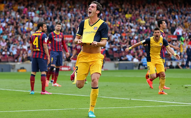 Diego Godín celebra su gol en el Camp Nou