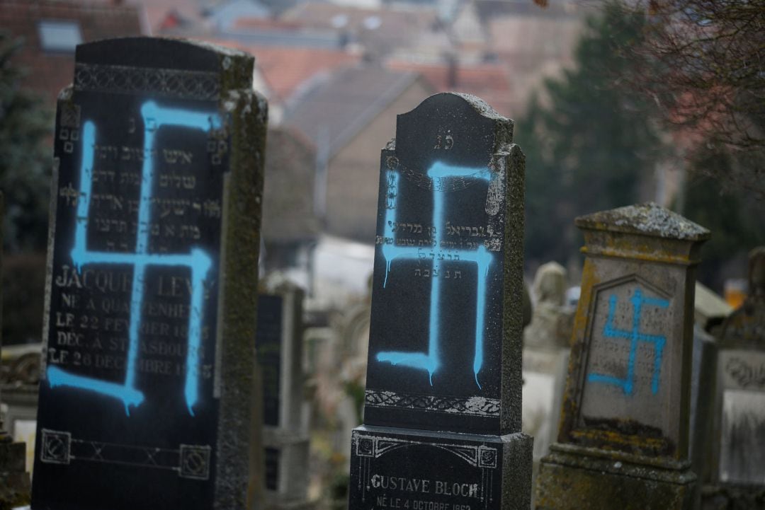 Algunas de las tumbas profanadas en el cementerio judío de Quatzenheim