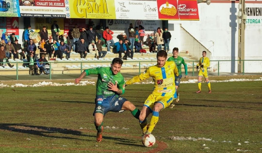 Piña se hace con el esférico durante un lance del encuentro de la pasada temporada.