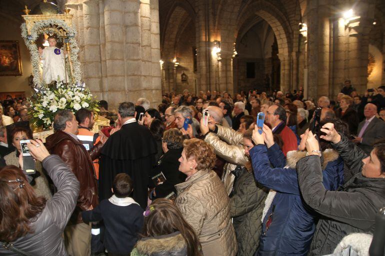 Bautizo del Niño en el interior de la Iglesia de San Miguel