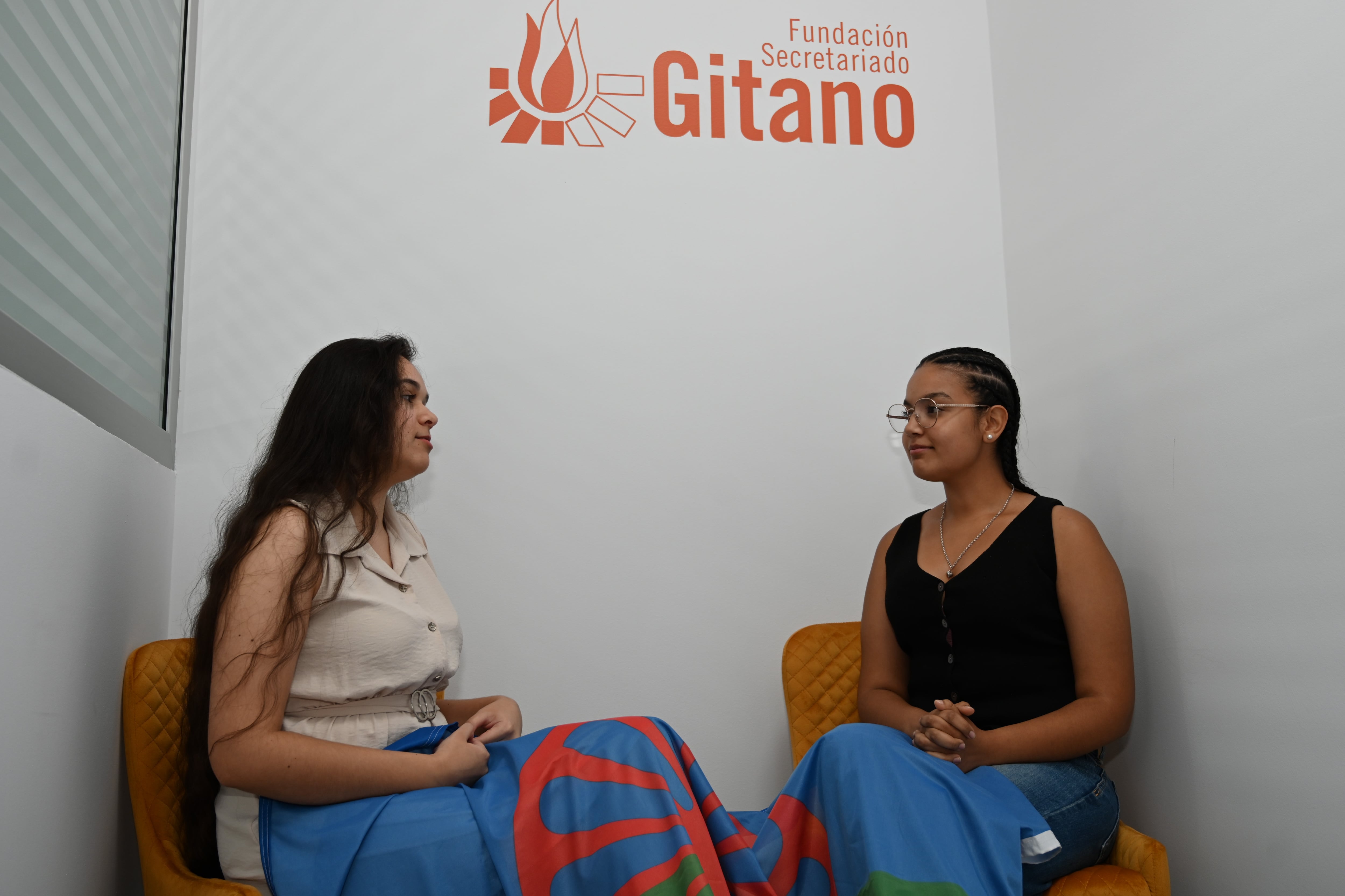 Gitanas Universidad Belén y Ester con la bandera gitana