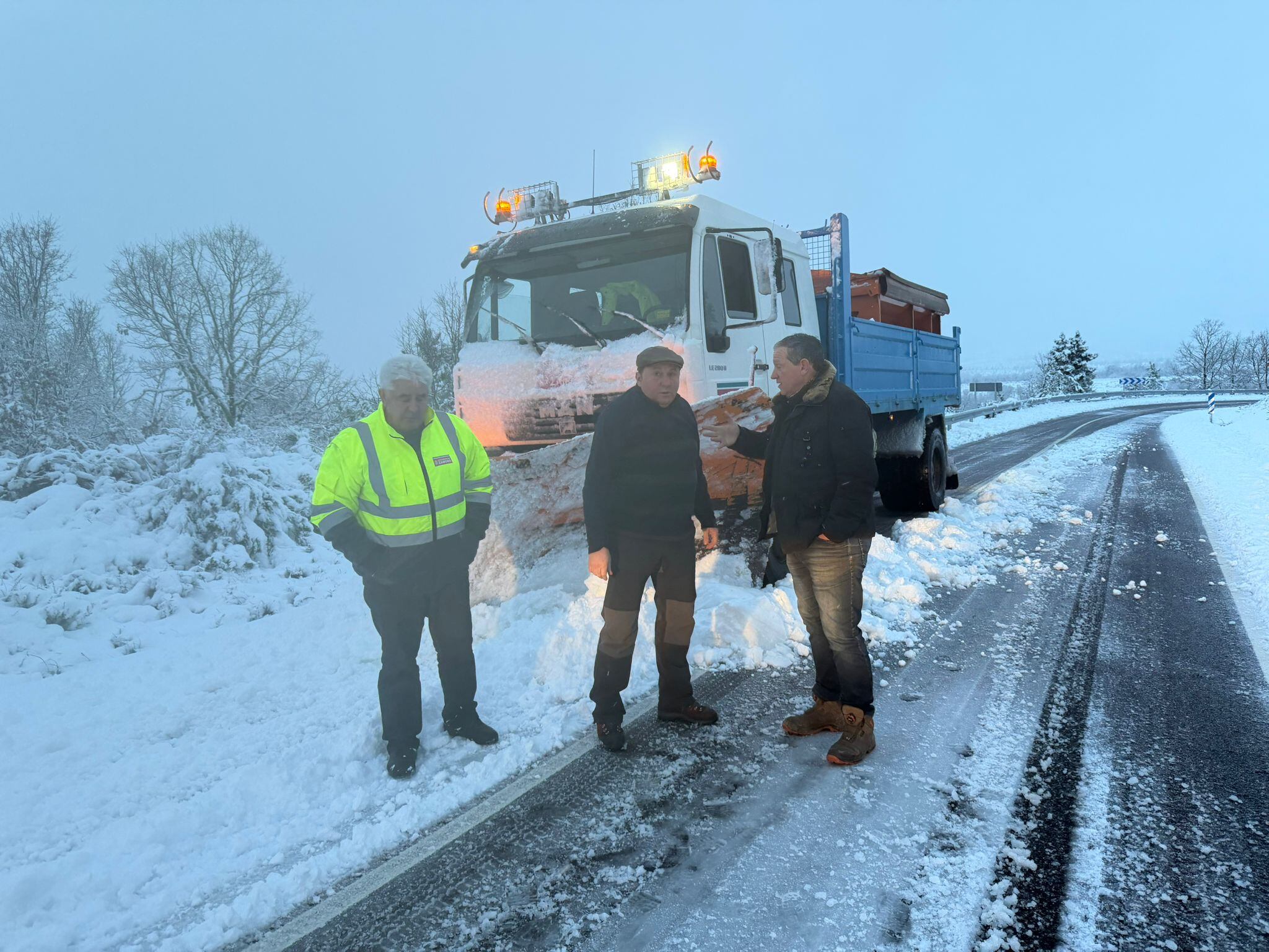 Faúndez visita los trabajos de retirada de nieve durante la borrasca Ingrid. Foto: Diputación de Zamora
