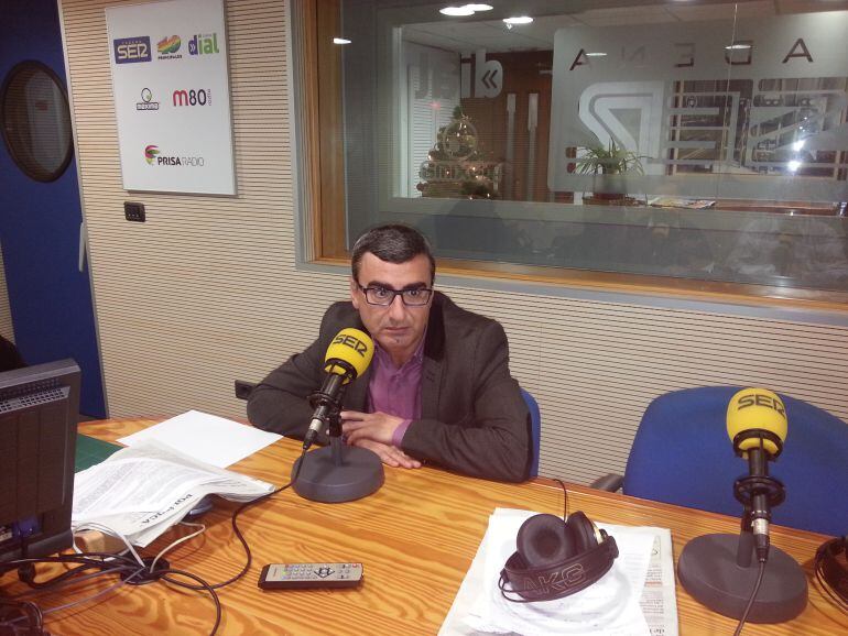 El concejal del PSC en el Ayuntamiento de La Laguna, Javier Abreu en los estudios de Radio Club Tenerife. 