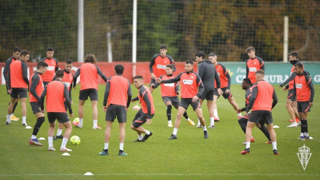 Los jugadores del Sporting durante un entrenamiento.