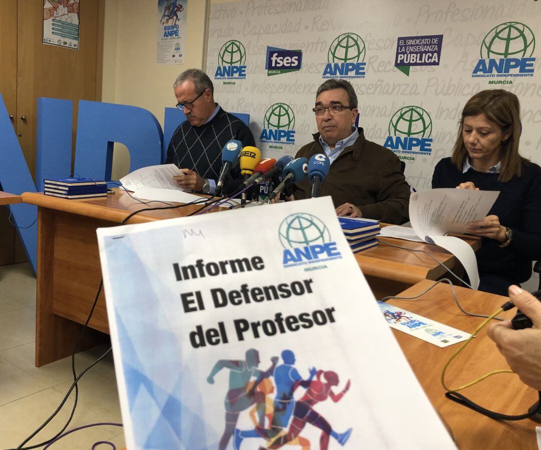 Clemente Hernández presenta el informe del Servicio del Defensor del Profesor