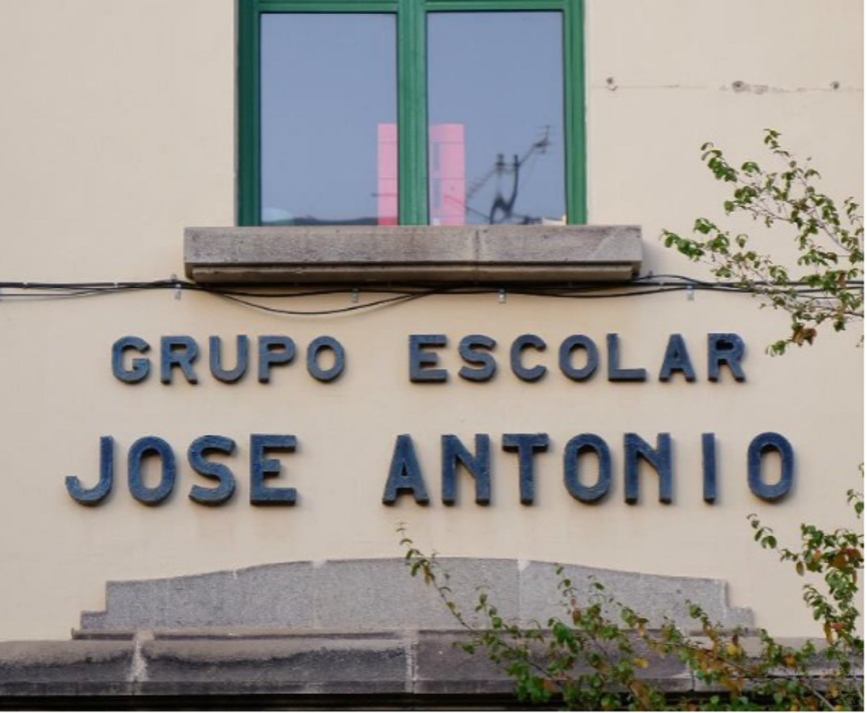 El rótulo del Grupo Escolar José Antonio (CEIP Salamanca) en referencia al dictador Primo de Rivera es uno de los cientos de vestigios franquistas de la capital que figuran en el catálogo