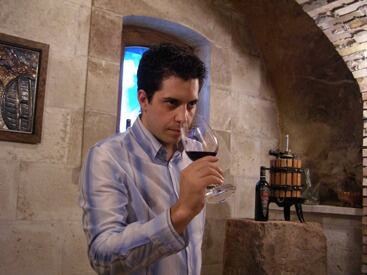 Fernando Ortiz, hace unos años, mostrando su olfato