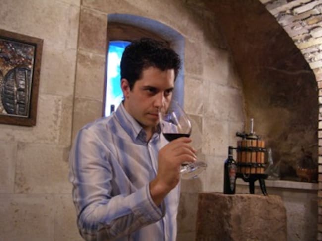 Fernando Ortiz, hace unos años, mostrando su olfato