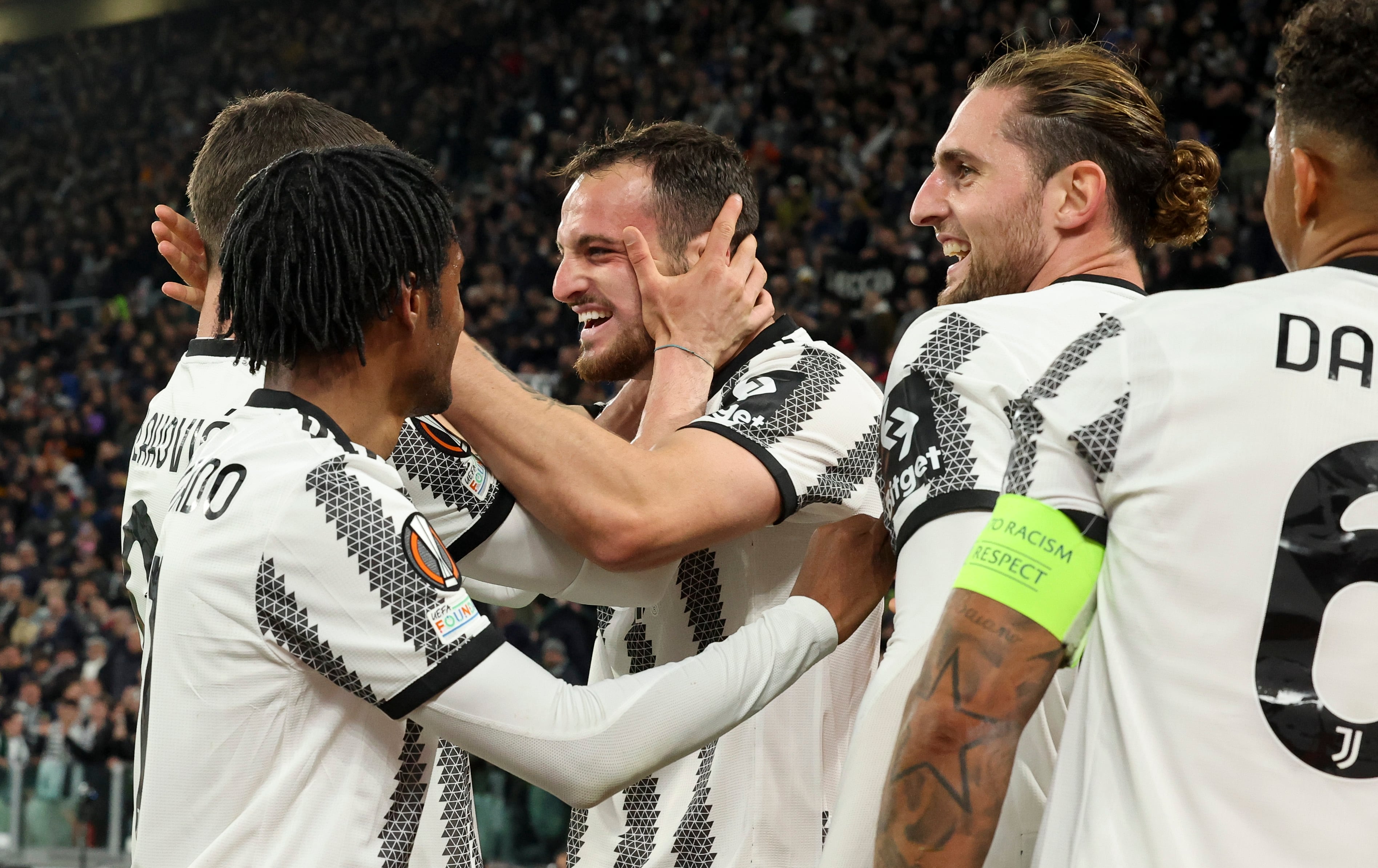 Los jugadores del Sevilla celebran un gol ante el Sporting en Europa League.