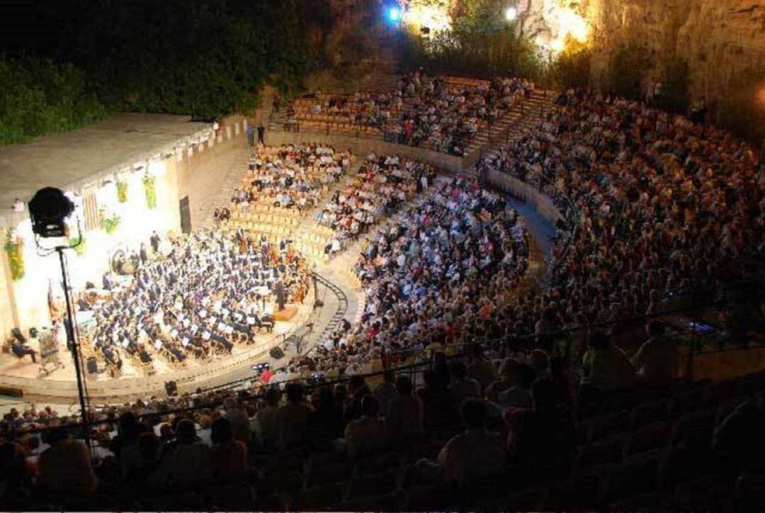 El &#039;Mano a mano&#039; de Buñol se celebra en el auditorio al aire libre de San Luis