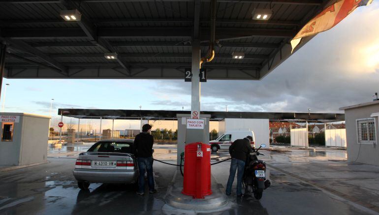 Dos clientes repostan en una estación de servicio de Valladolid