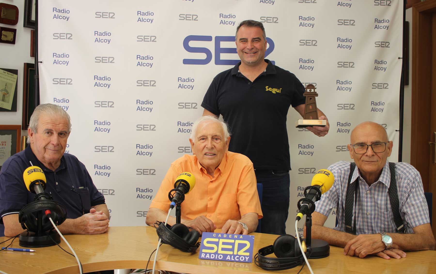 Alfonso Díaz padre, Paco Seguí, Toni Seguí y Alfonso Díaz hijo, con el premio, en el estudio central de Radio Alcoy