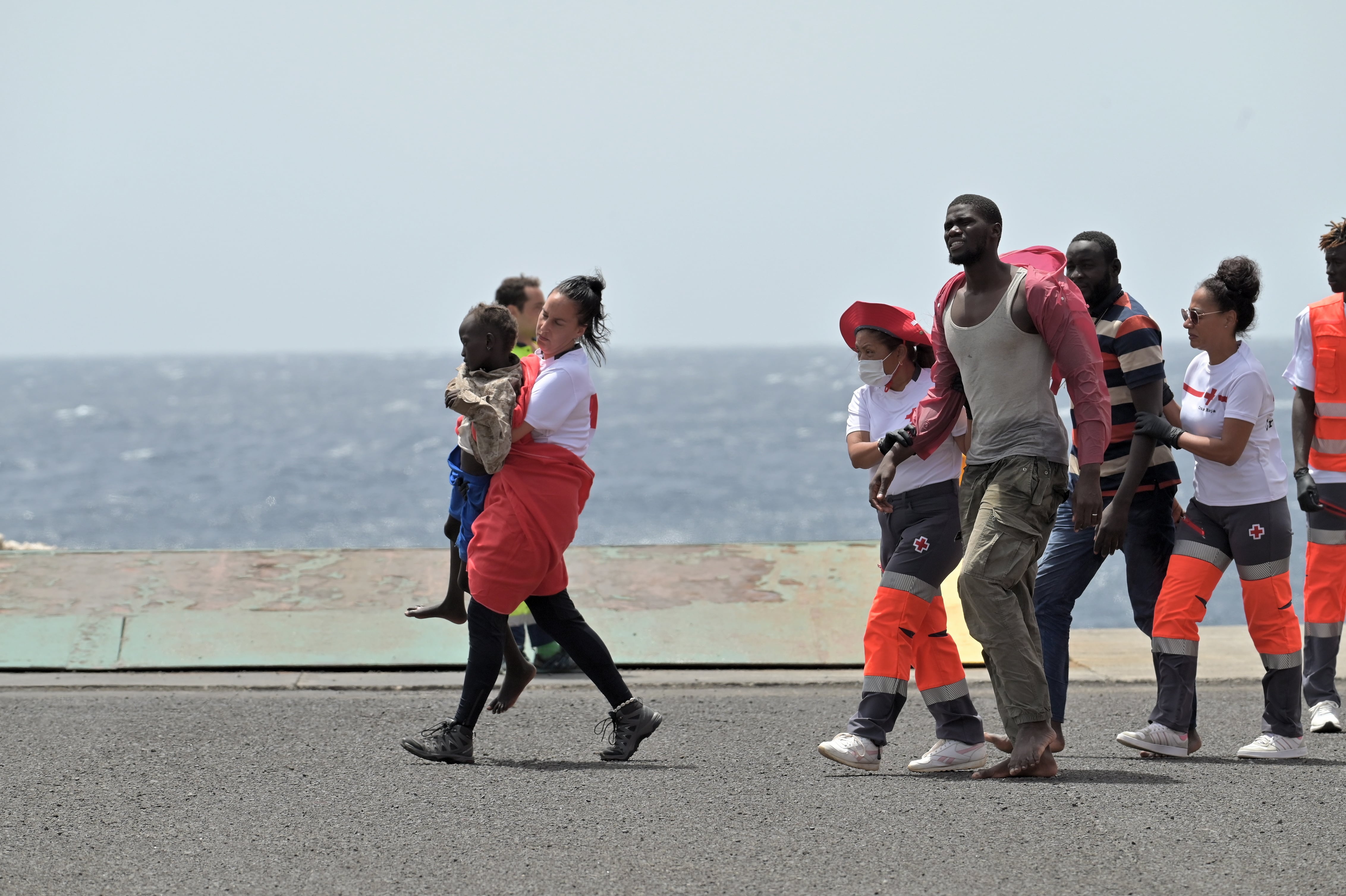 GRAFCAN3002. VALVERDE (EL HIERRO) (ESPAÑA), 26/08/2024.- Salvamento Marítimo ha rescatado este lunes en aguas cercanas a El Hierro a 136 personas, entre ellas ocho mujeres y dos menores de edad, uno un bebé de pocos meses, que iban a bordo de un cayuco. Todos los ocupantes de la embarcación han sido trasladados al puerto de La Estaca, Valverde. EFE/ Gelmert Finol
