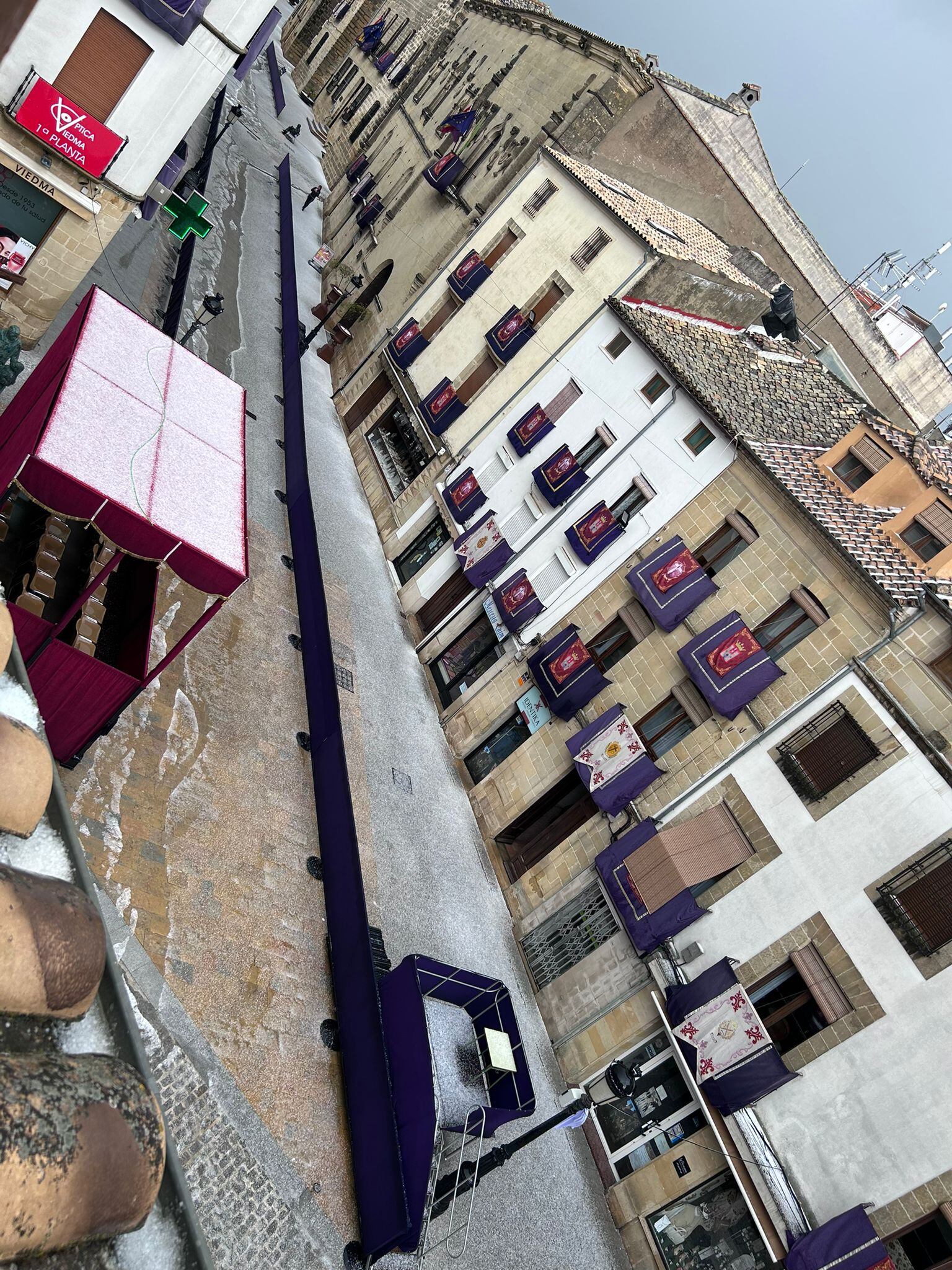 Granizo tiñe de blanco la Carrera Oficial en la ciudad de Baeza (Jaén)