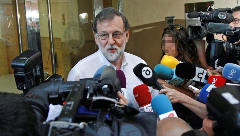 El expresidente del Gobierno Mariano Rajoy, que el pasado día 15 renunció a su escaño en el Congreso, a su llegada para incorporase en Santa Pola (Alicante), a su plaza como registrador de la propiedad.