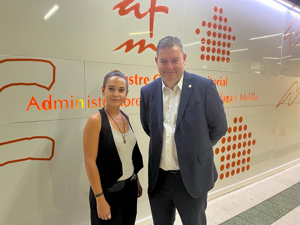 María José González(Pulso Energía) y Manuel Jiménez Caro(presidente del Colegio Oficial de Administradores de Fincas de Málaga)