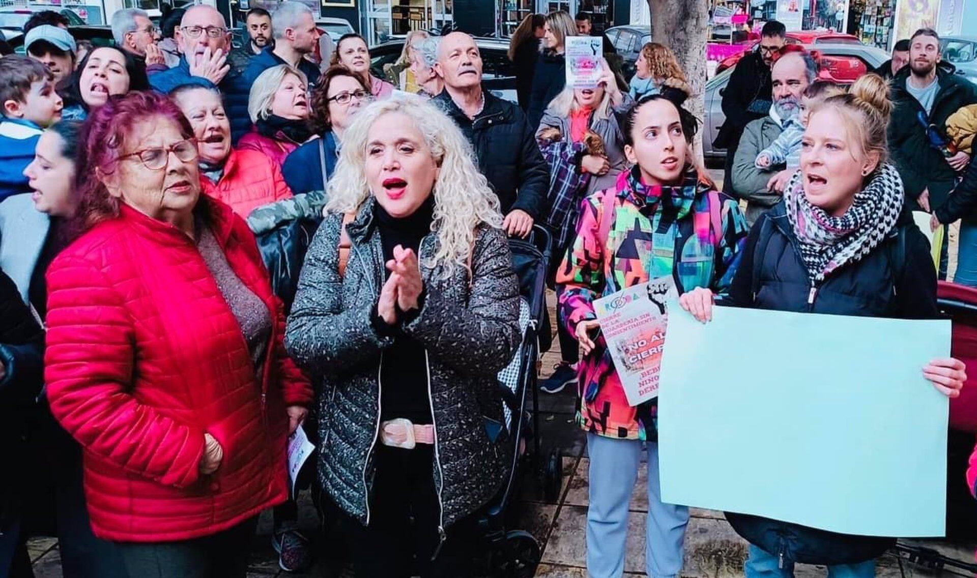 Remedios Ramos, coordinadora local de IU, en la concentración contra el cierre de la guardería de La Paz