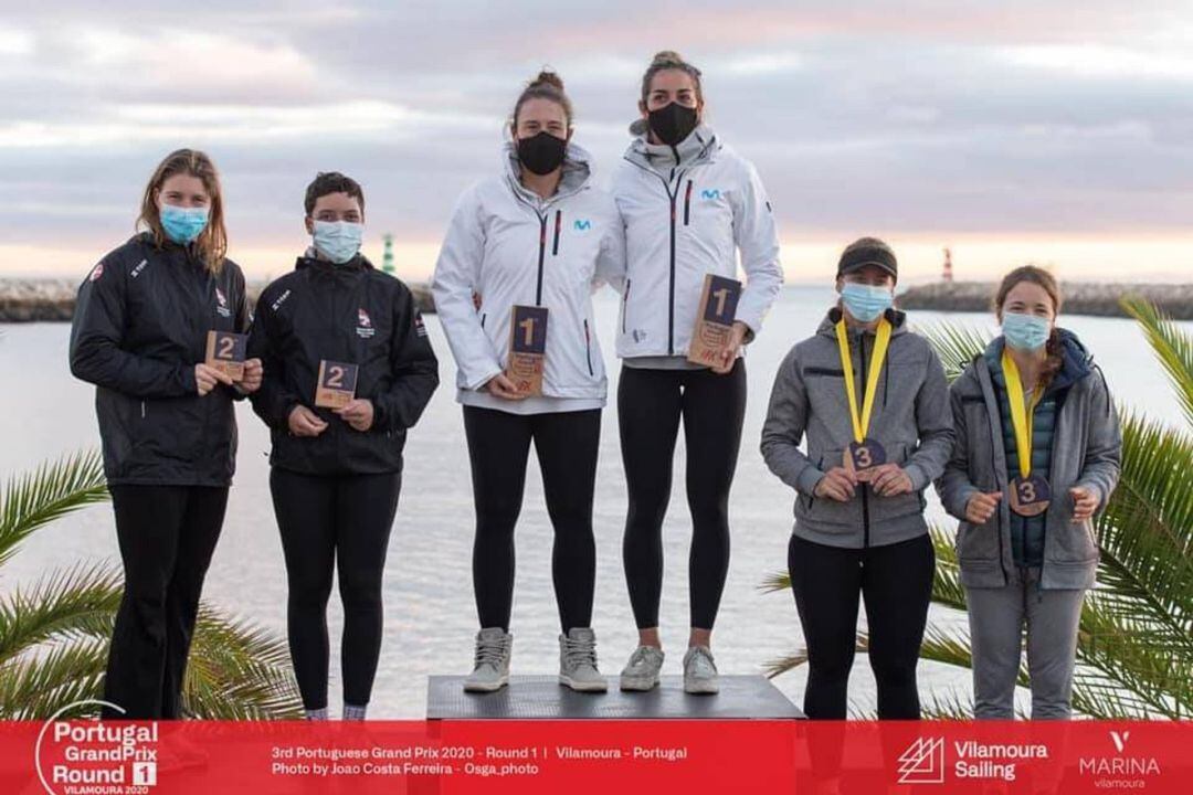 Imagen de las regatistas Paula Barceló (Club Nàutic de s&#039;Arenal) y Tamara Echegoyen (RCN Sanxenxo) en el primer escalón del podio de Vilamoura