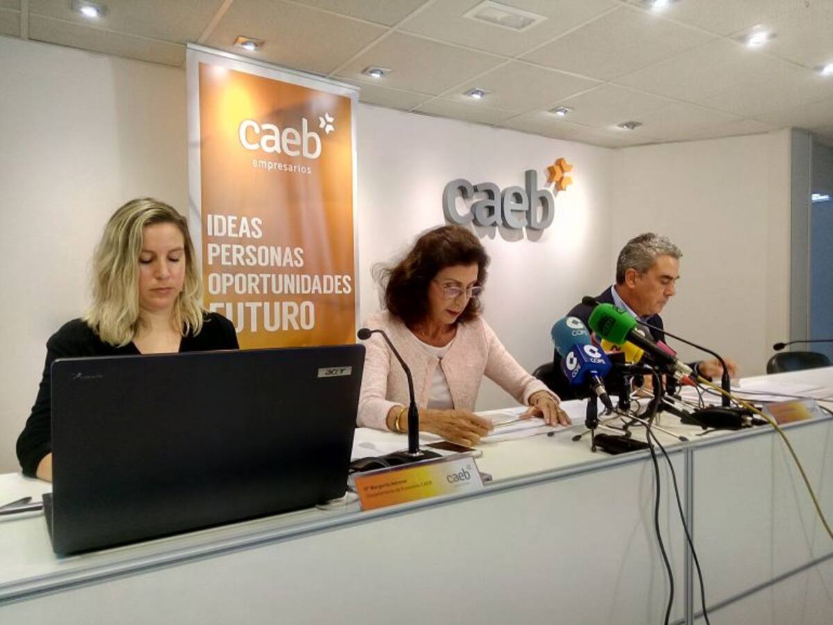 La CAEB cree que si la economía mejora "se podrá contemplar subir los salarios"