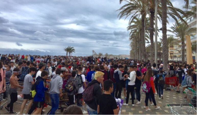 Botellón de Santa Faz en la playa de San Juan durante la pasada romería de 2017.